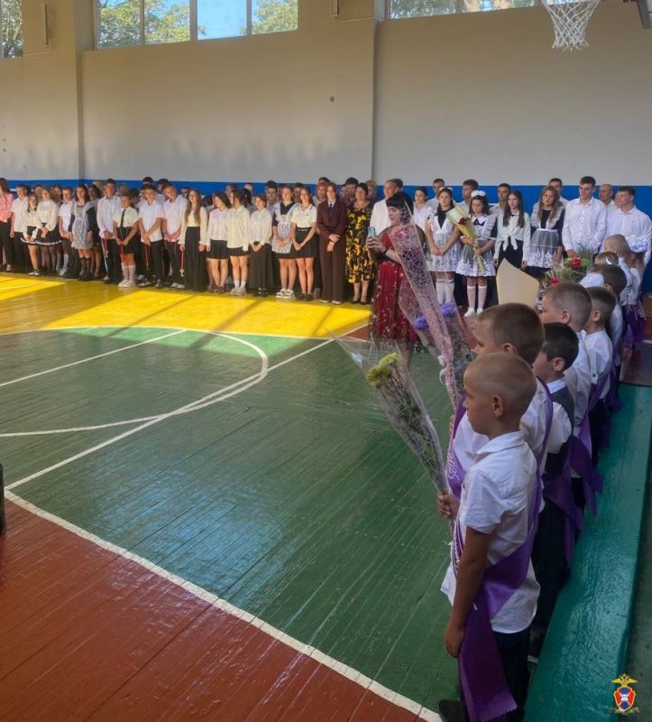 В Херсонской области сотрудники Госавтоинспекции посетили торжественные линейки в школах и поздравили учеников с началом нового учебного года В Херсонской области сотрудники Госавтоинспекции посетили торжественные линейки в школах и поздравили учеников с началом нового учебного года