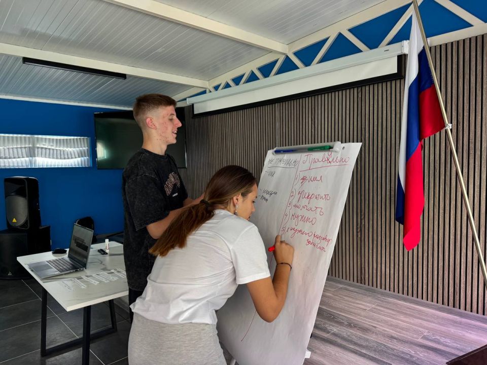 Терроризму - НЕТ. В преддверии учебного года в ГАУ ХО "Дом молодежи" прошла встреча с активными представителями Бехтерской школы на тему "Профилактика экстремизма и терроризма" Терроризму - НЕТ. В преддверии учебного года в ГАУ ХО "Дом молодежи" прошла встреча с активными представителями Бехтерской школы на тему "Профилактика экстремизма и терроризма"