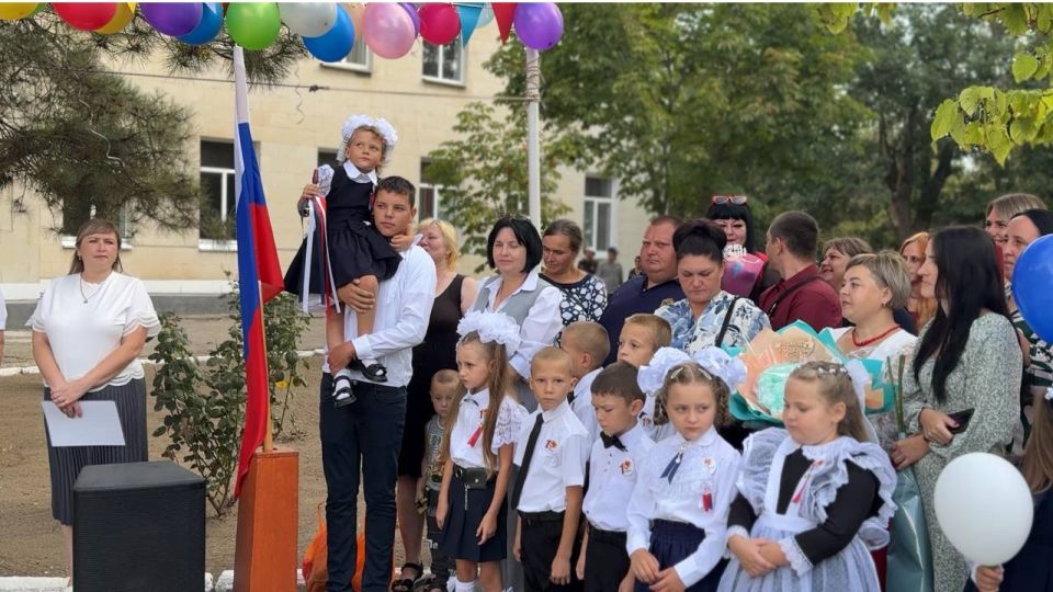 Первый звонок прозвенел в Ровненской школе, открывая новый учебный год, полный надежд и свершений Первый звонок прозвенел в Ровненской школе, открывая новый учебный год, полный надежд и свершений