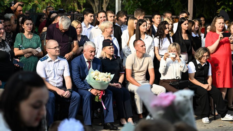 Прокурор Херсонщины посетил торжественную линейку в Вольновской школе Нижнесерогозского округа Прокурор Херсонщины посетил торжественную линейку в Вольновской школе Нижнесерогозского округа