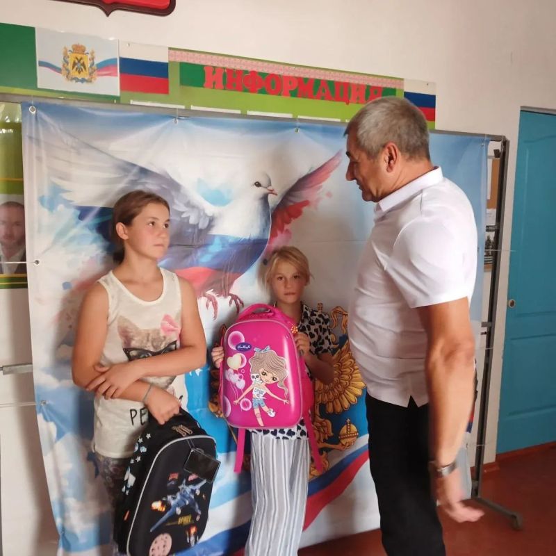 В рамках акции «Собери ребенка в школу» от «Единой России» в селе Костогрызово вручили рюкзаки и канцелярские наборы детям из малообеспеченных семей В рамках акции «Собери ребенка в школу» от «Единой России» в селе Костогрызово вручили рюкзаки и канцелярские наборы детям из малообеспеченных семей