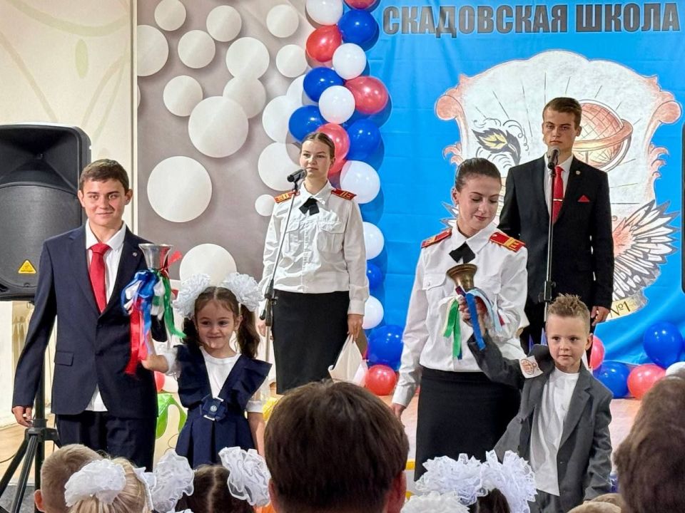 Офицеры следственного управления поздравили с Днем знаний учеников кадетских классов СК России Офицеры следственного управления поздравили с Днем знаний учеников кадетских классов СК России