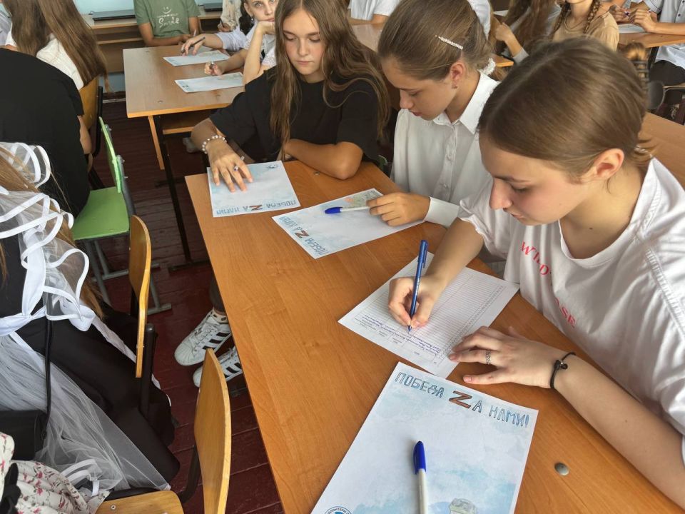 Письма Победы. В селе Новософиевка Херсонской области состоялось важное и трогательное мероприятие, посвящённое Дню знаний и поддержке наших защитников — военно-патриотическая акция «Письма Победы» Письма Победы. В селе Новософиевка Херсонской области состоялось важное и трогательное мероприятие, посвящённое Дню знаний и поддержке наших защитников — военно-патриотическая акция «Письма Победы»