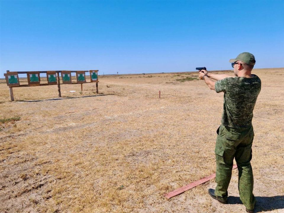 Сотрудники следственного управления СКР по Херсонской области продолжают проводить учебные стрельбы на полигоне Сотрудники следственного управления СКР по Херсонской области продолжают проводить учебные стрельбы на полигоне