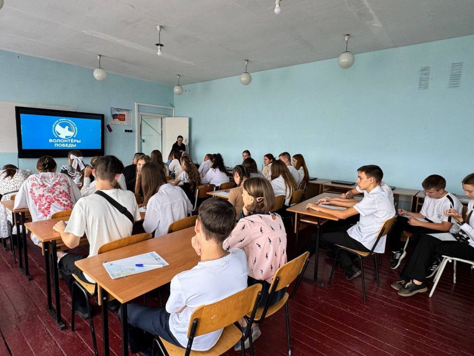 Письма Победы. В селе Новософиевка Херсонской области состоялось важное и трогательное мероприятие, посвящённое Дню знаний и поддержке наших защитников — военно-патриотическая акция «Письма Победы» Письма Победы. В селе Новософиевка Херсонской области состоялось важное и трогательное мероприятие, посвящённое Дню знаний и поддержке наших защитников — военно-патриотическая акция «Письма Победы»