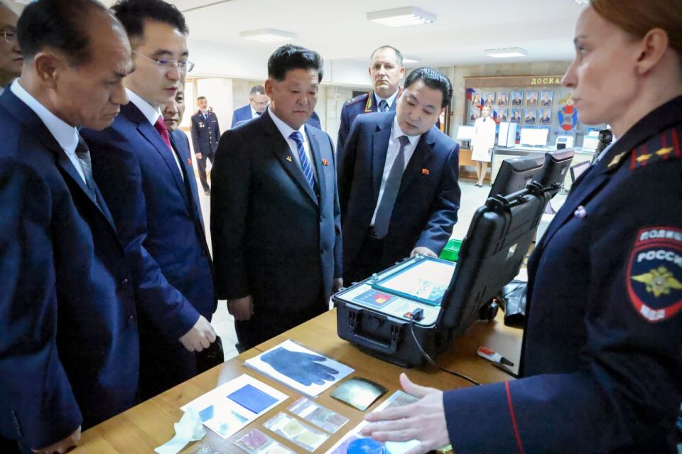 Виталий Шулика и Министр общественной безопасности КНДР Пан Ду Соб ознакомились с деятельностью ЭКЦ МВД России Виталий Шулика и Министр общественной безопасности КНДР Пан Ду Соб ознакомились с деятельностью ЭКЦ МВД России