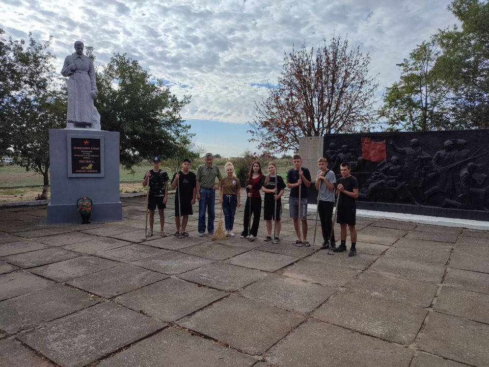 В рамках партийного проекта «Историческая память» «Единой России» секретари первичных отделений совместно с активистами Новотроицкого округа поддержали акцию, приуроченную ко Дню окончания Второй мировой войны — 3 сентября В рамках партийного проекта «Историческая память» «Единой России» секретари первичных отделений совместно с активистами Новотроицкого округа поддержали акцию, приуроченную ко Дню окончания Второй мировой войны — 3 сентября