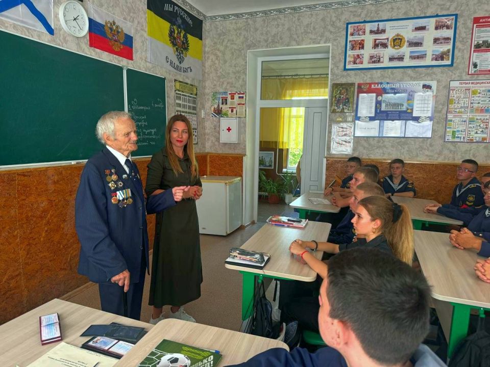В Счастливцево состоялась встреча ветерана Великой Отечественной войны Василия Гербуленко с кадетами Нахимовского училища В Счастливцево состоялась встреча ветерана Великой Отечественной войны Василия Гербуленко с кадетами Нахимовского училища