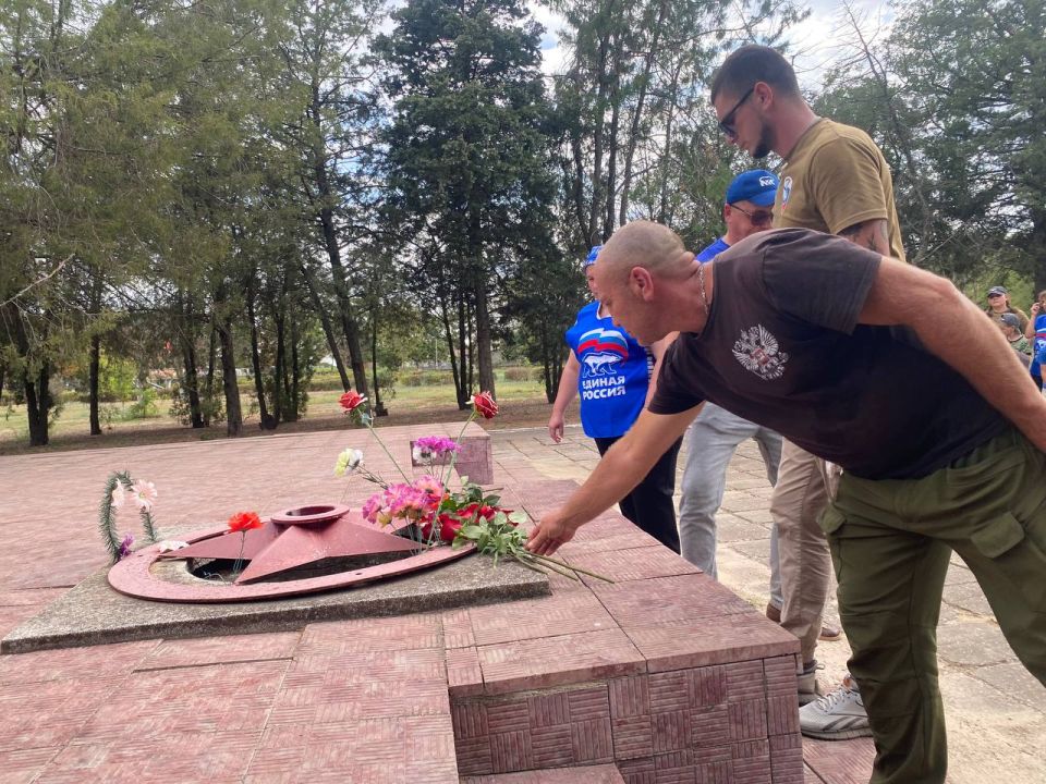 «Единая Россия» провела субботники по наведению порядка на памятниках защитникам Отечества ко Дню окончания Второй мировой войны «Единая Россия» провела субботники по наведению порядка на памятниках защитникам Отечества ко Дню окончания Второй мировой войны
