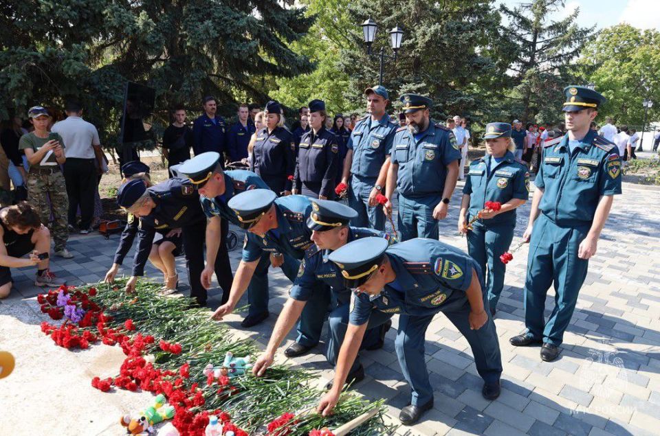 Сотрудники МЧС России почтили память жертв Бесланской трагедии Сотрудники МЧС России почтили память жертв Бесланской трагедии