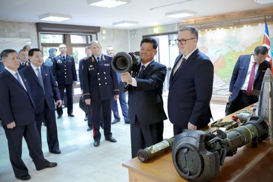 Виталий Шулика и Министр общественной безопасности КНДР Пан Ду Соб ознакомились с деятельностью ЭКЦ МВД России Виталий Шулика и Министр общественной безопасности КНДР Пан Ду Соб ознакомились с деятельностью ЭКЦ МВД России