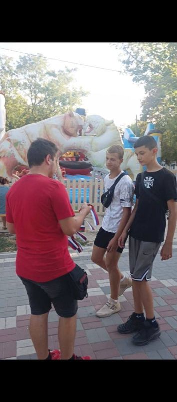 Плечом к плечу. Активисты движений «Волонтёры-медики» совместно с «Югмолодой» собрались в парке культуры и отдыха им. Шевченко, чтобы поздравить отдыхающих с Днем Государственного флага Российской Федерации Плечом к плечу. Активисты движений «Волонтёры-медики» совместно с «Югмолодой» собрались в парке культуры и отдыха им. Шевченко, чтобы поздравить отдыхающих с Днем Государственного флага Российской Федерации