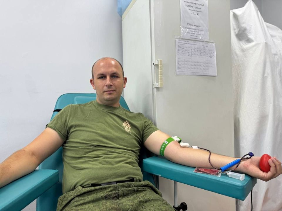 Офицеры СУ СК России по Херсонской области приняли участие в сдаче донорской крови Офицеры СУ СК России по Херсонской области приняли участие в сдаче донорской крови