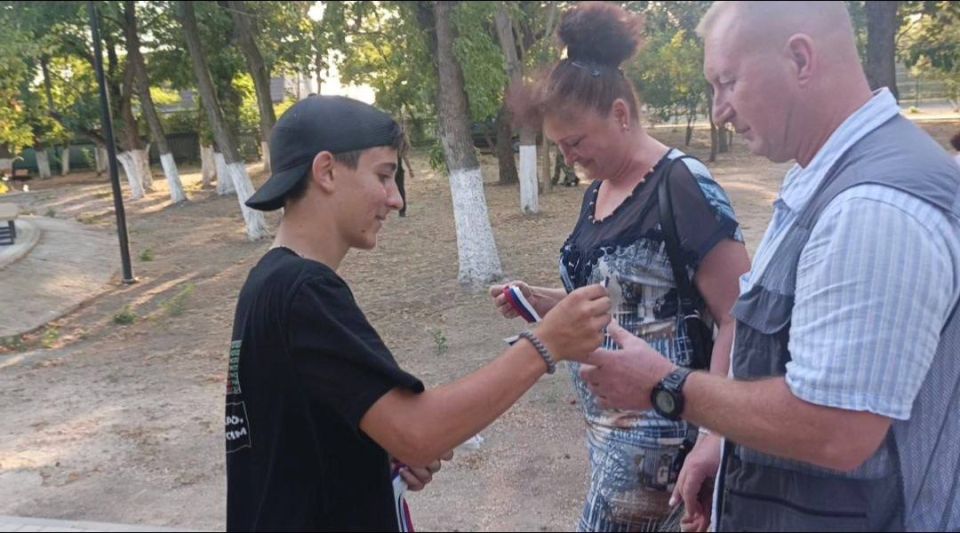 Плечом к плечу. Активисты движений «Волонтёры-медики» совместно с «Югмолодой» собрались в парке культуры и отдыха им. Шевченко, чтобы поздравить отдыхающих с Днем Государственного флага Российской Федерации Плечом к плечу. Активисты движений «Волонтёры-медики» совместно с «Югмолодой» собрались в парке культуры и отдыха им. Шевченко, чтобы поздравить отдыхающих с Днем Государственного флага Российской Федерации