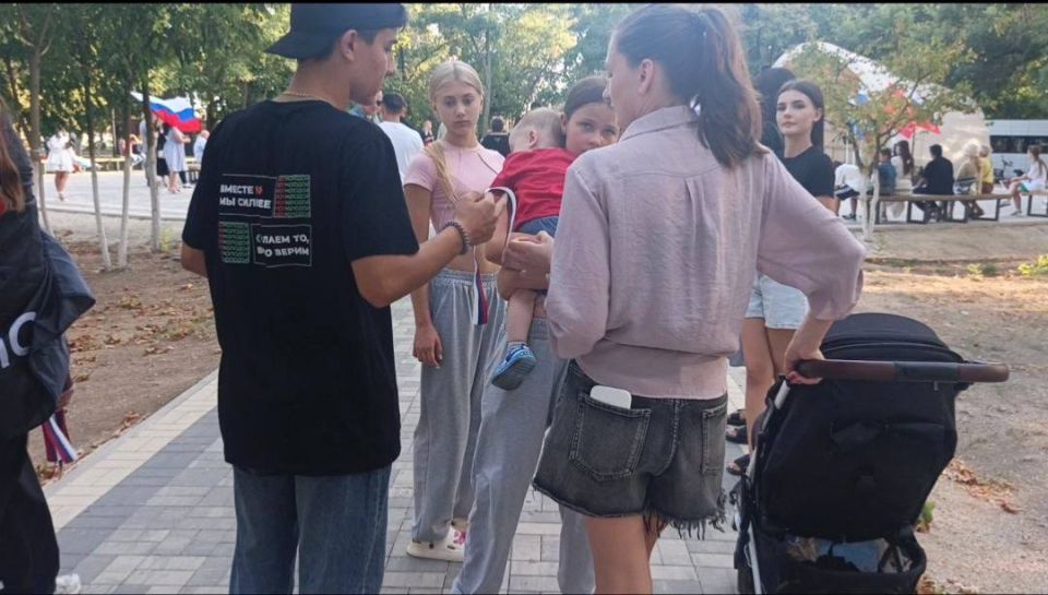 Плечом к плечу. Активисты движений «Волонтёры-медики» совместно с «Югмолодой» собрались в парке культуры и отдыха им. Шевченко, чтобы поздравить отдыхающих с Днем Государственного флага Российской Федерации Плечом к плечу. Активисты движений «Волонтёры-медики» совместно с «Югмолодой» собрались в парке культуры и отдыха им. Шевченко, чтобы поздравить отдыхающих с Днем Государственного флага Российской Федерации