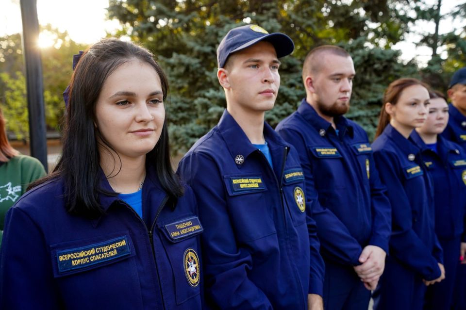 В Геническе у памятника "Скорбящей матери" выложили огненную картину в память о жертвах теракта в Беслане В Геническе у памятника "Скорбящей матери" выложили огненную картину в память о жертвах теракта в Беслане
