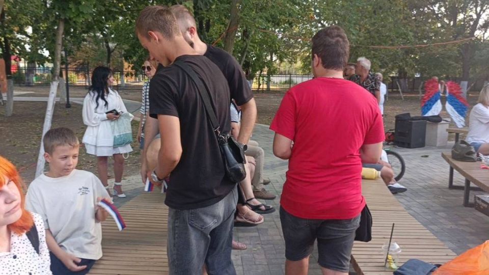 Плечом к плечу. Активисты движений «Волонтёры-медики» совместно с «Югмолодой» собрались в парке культуры и отдыха им. Шевченко, чтобы поздравить отдыхающих с Днем Государственного флага Российской Федерации Плечом к плечу. Активисты движений «Волонтёры-медики» совместно с «Югмолодой» собрались в парке культуры и отдыха им. Шевченко, чтобы поздравить отдыхающих с Днем Государственного флага Российской Федерации