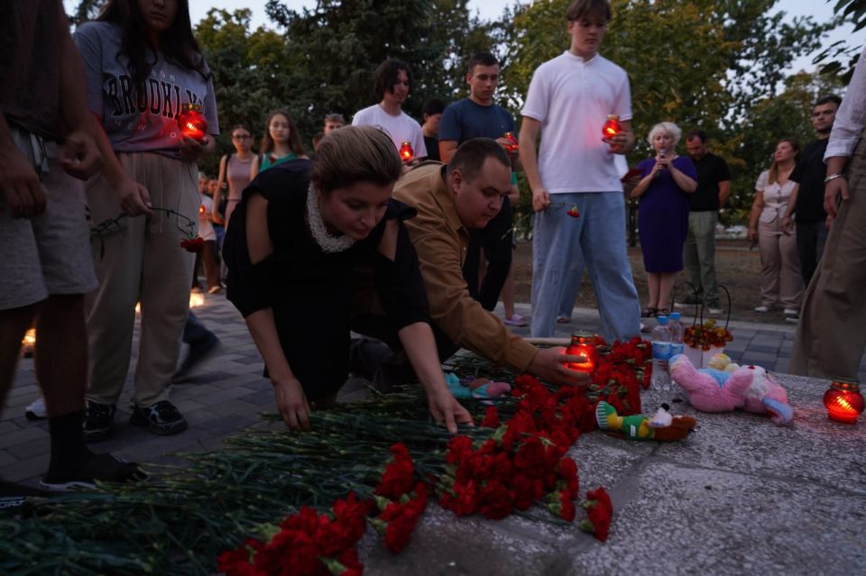 В Геническе у памятника "Скорбящей матери" выложили огненную картину в память о жертвах теракта в Беслане В Геническе у памятника "Скорбящей матери" выложили огненную картину в память о жертвах теракта в Беслане