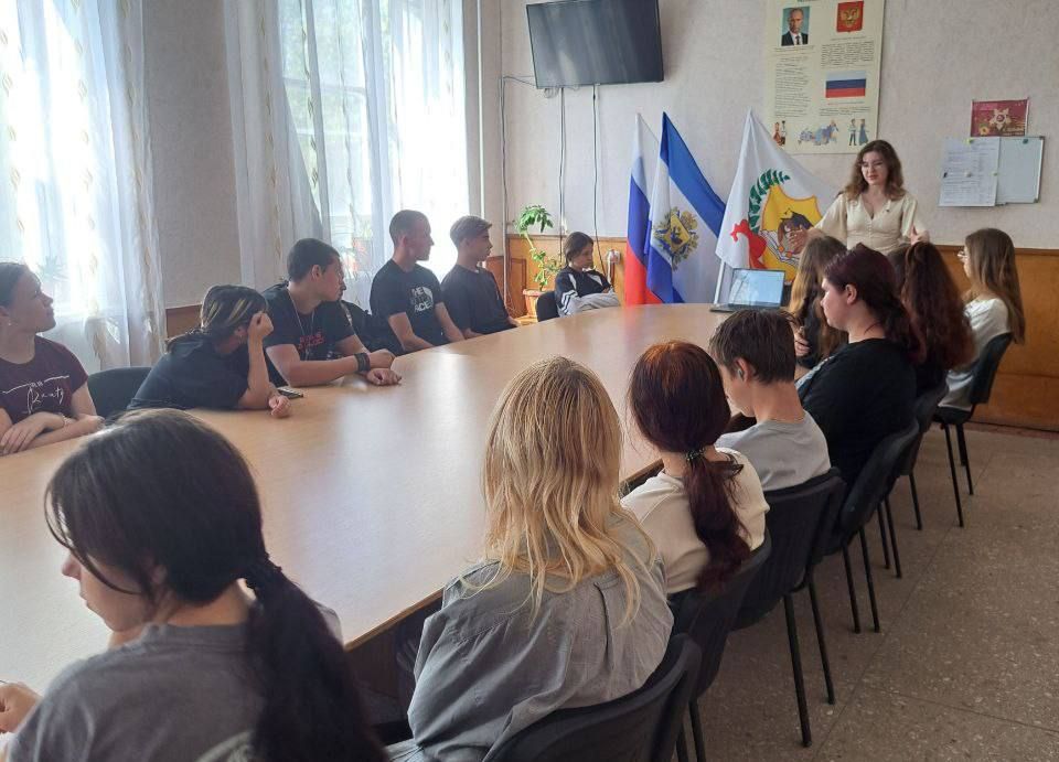Лидер Херсонского отделения ЛКСМ РФ Амина Шабанова провела лекцию в Геническом техникуме сферы обслуживания, приуроченную к 80-летию разгрома японского милитаризма Лидер Херсонского отделения ЛКСМ РФ Амина Шабанова провела лекцию в Геническом техникуме сферы обслуживания, приуроченную к 80-летию разгрома японского милитаризма