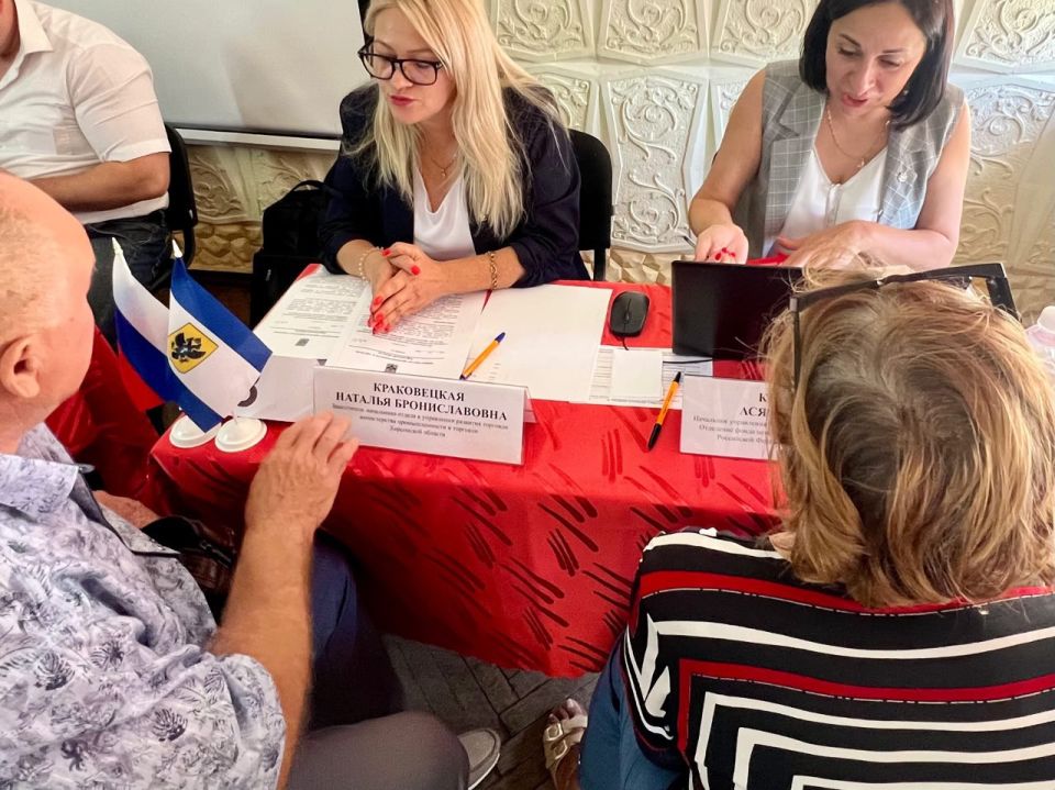 Представители Министерства промышленности и торговли приняли участие в работе мобильной приёмной Губернатора в Каланчаке