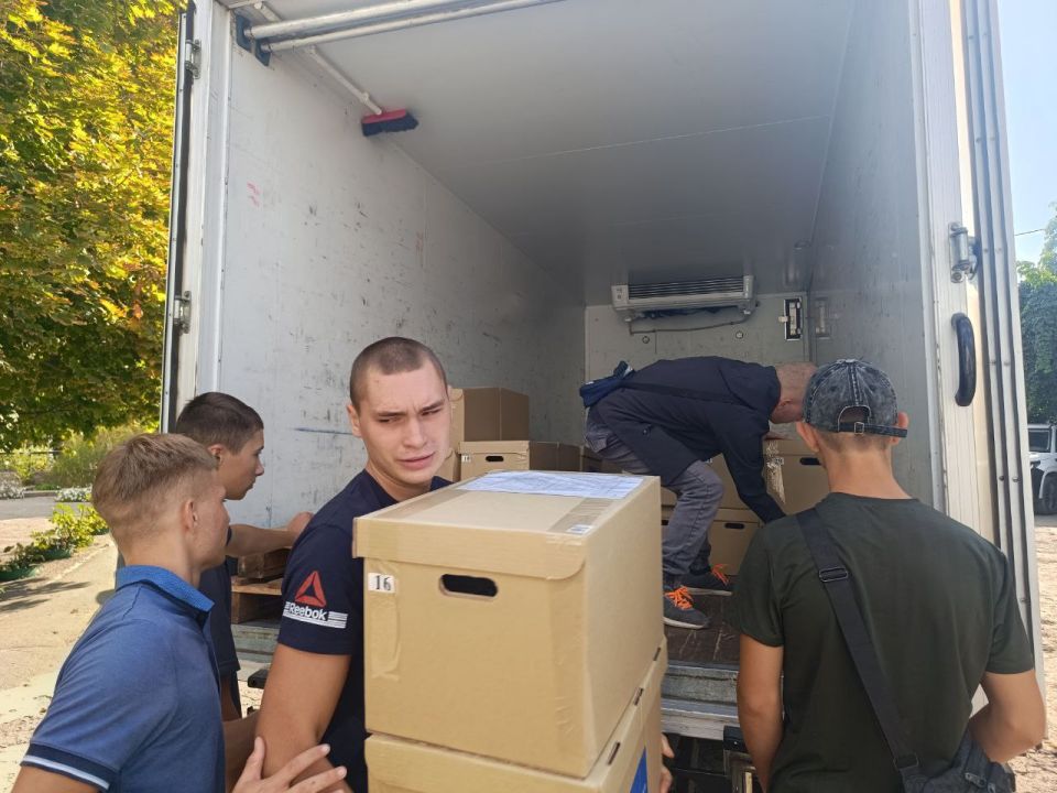 Парламентская библиотека передала книги в школы Херсонской области Парламентская библиотека передала книги в школы Херсонской области
