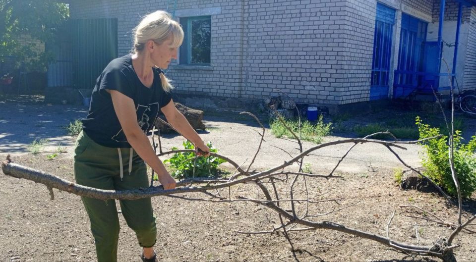 Работники культуры и коммунальщики села Богдановка помогли навести порядок на придомовой территории маломобильных пенсионеров Работники культуры и коммунальщики села Богдановка помогли навести порядок на придомовой территории маломобильных пенсионеров