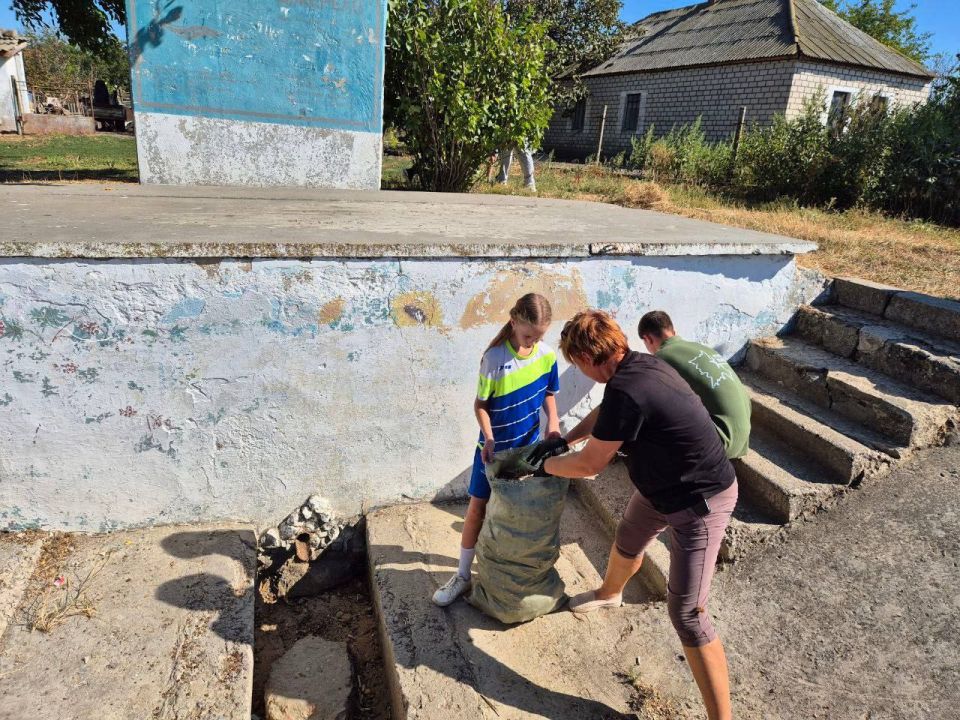 В Приморской школе Скадовского МО прошел трудовой десант! В Приморской школе Скадовского МО прошел трудовой десант!