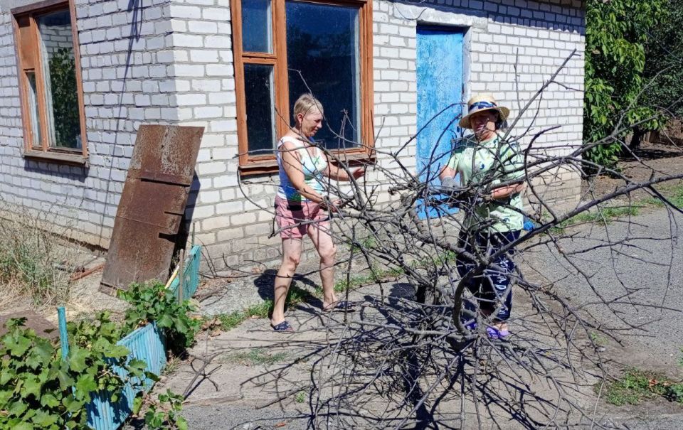 Работники культуры и коммунальщики села Богдановка помогли навести порядок на придомовой территории маломобильных пенсионеров Работники культуры и коммунальщики села Богдановка помогли навести порядок на придомовой территории маломобильных пенсионеров
