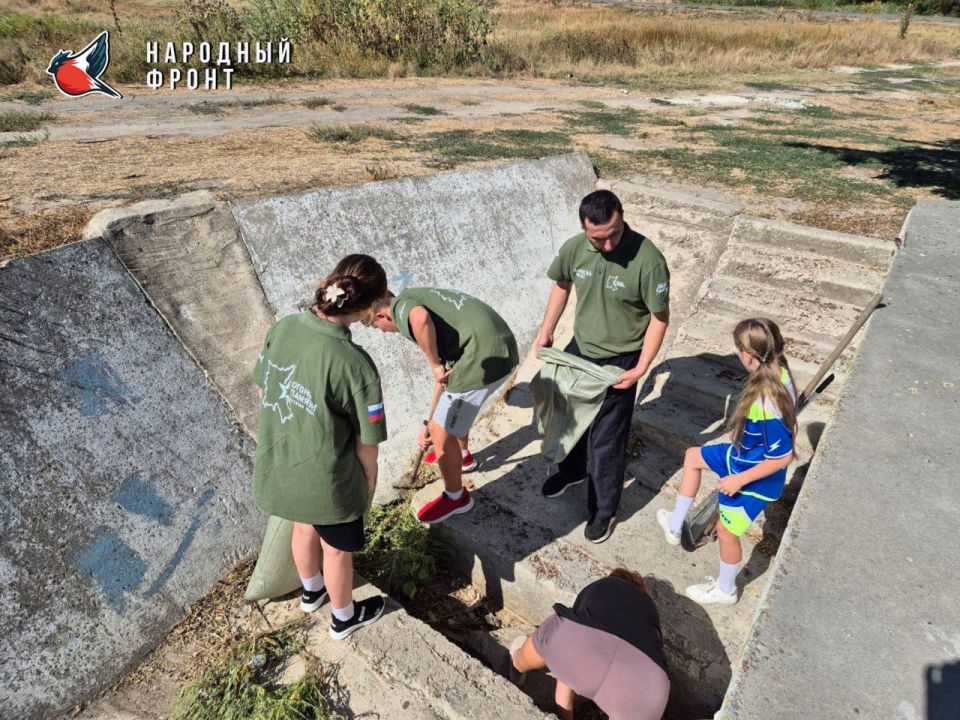 Молодёжка Народного фронта с. Приморское навела порядок на местном Роднике Молодёжка Народного фронта с. Приморское навела порядок на местном Роднике