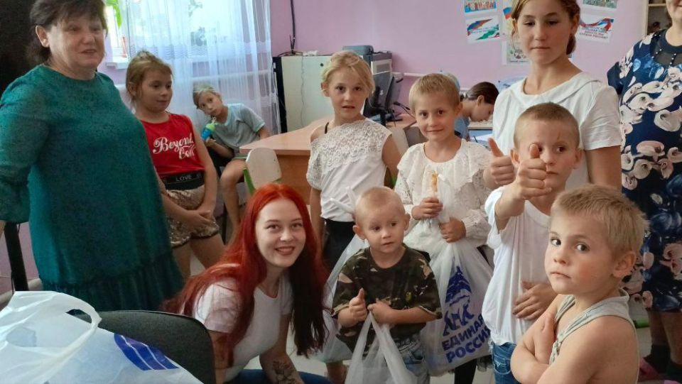В селе Богдановка детям из многодетной и малообеспеченной семьи вручили подарочные наборы с канцелярскими товарами и сладостями В селе Богдановка детям из многодетной и малообеспеченной семьи вручили подарочные наборы с канцелярскими товарами и сладостями