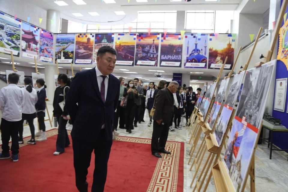 В Русском доме в Улан-Баторе прошло открытие двух фотовыставок, посвященных третьей годовщине воссоединения Донбасса и Новороссии с Российской Федерацией В Русском доме в Улан-Баторе прошло открытие двух фотовыставок, посвященных третьей годовщине воссоединения Донбасса и Новороссии с Российской Федерацией