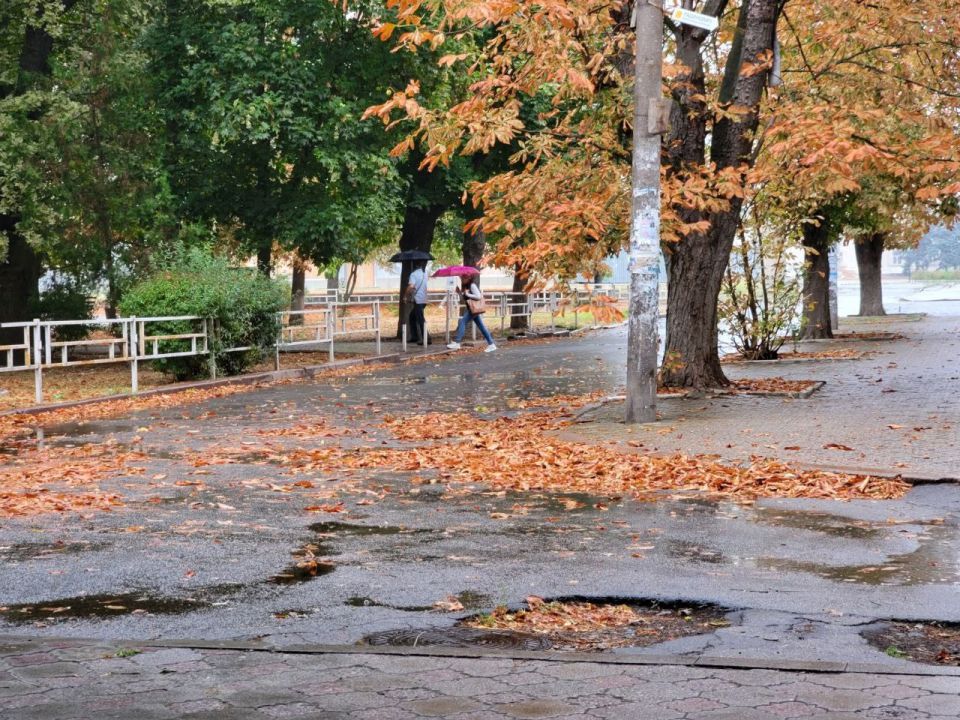Херсон сегодня накрыла мрачная осенняя пелена: дождь, ветер и серое небо оттеснили привычное солнечное настроение Херсон сегодня накрыла мрачная осенняя пелена: дождь, ветер и серое небо оттеснили привычное солнечное настроение