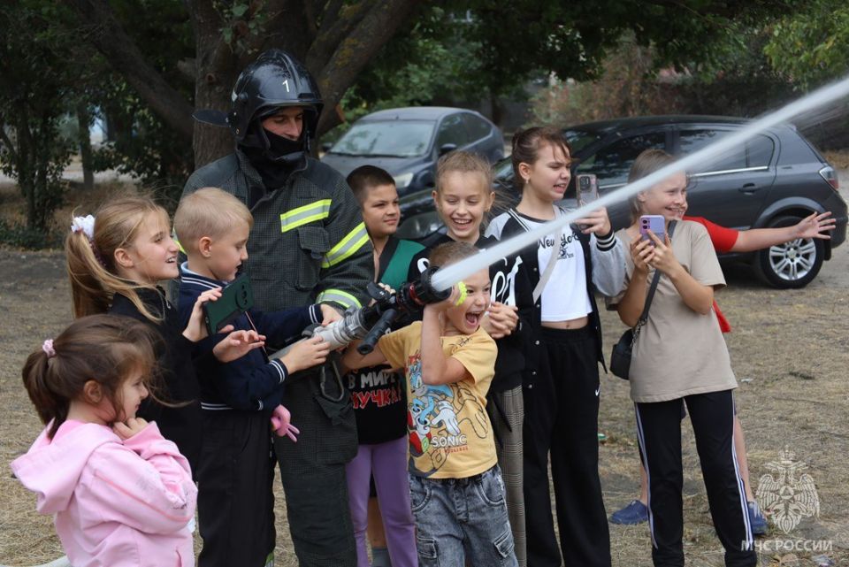 Экскурсия прямо во дворе. Накануне множество ребят стали участниками увлекательного мероприятия, посвящённого работе сотрудников МЧС Херсонской области Экскурсия прямо во дворе. Накануне множество ребят стали участниками увлекательного мероприятия, посвящённого работе сотрудников МЧС Херсонской области