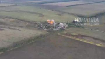 Российские военные сняли удар трёх межвидовых боеприпасов УМПБ Д-30СН по позициям ВСУ в районе населенного пункта Ленино Херсонской области, видео Telegram-канала "Изнанка"