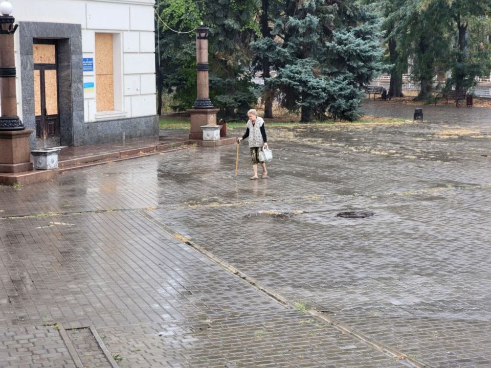 Херсон сегодня накрыла мрачная осенняя пелена: дождь, ветер и серое небо оттеснили привычное солнечное настроение Херсон сегодня накрыла мрачная осенняя пелена: дождь, ветер и серое небо оттеснили привычное солнечное настроение