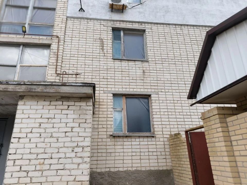 В селе Железный Порт после обстрела пострадал многоквартирный дом — у жителей были выбиты окна В селе Железный Порт после обстрела пострадал многоквартирный дом — у жителей были выбиты окна