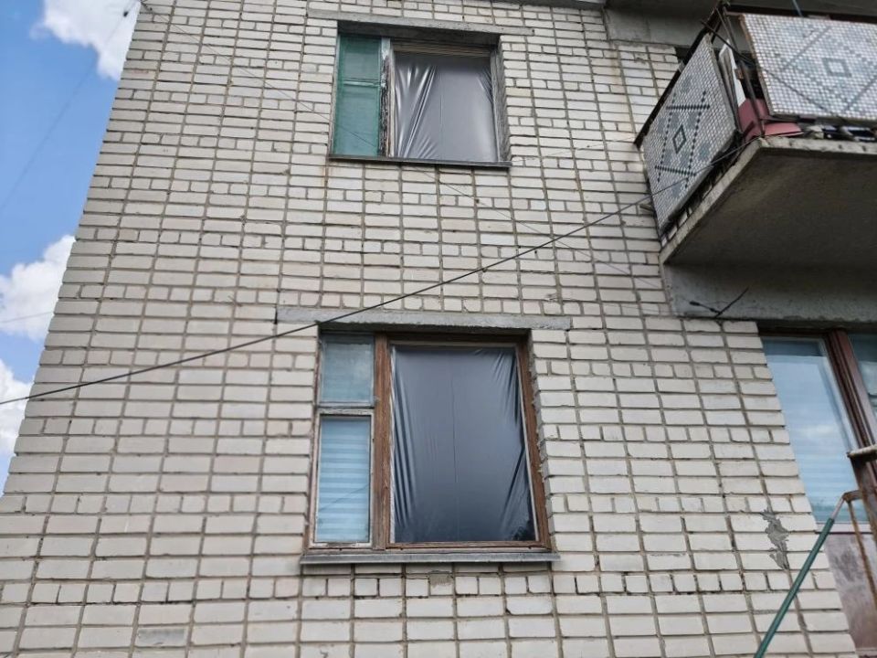 В селе Железный Порт после обстрела пострадал многоквартирный дом — у жителей были выбиты окна В селе Железный Порт после обстрела пострадал многоквартирный дом — у жителей были выбиты окна