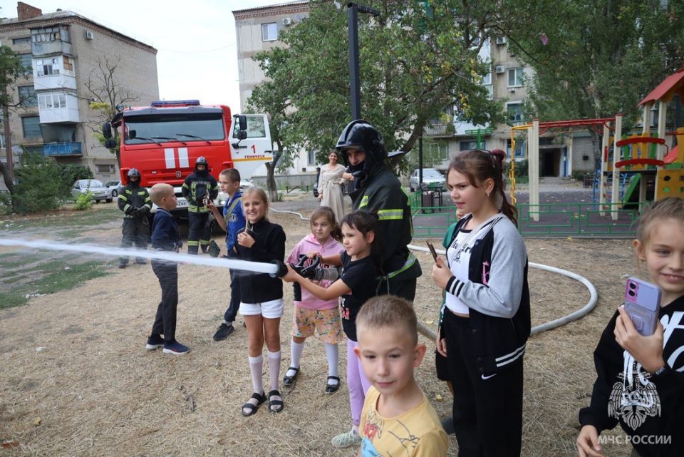 Экскурсия прямо во дворе. Накануне множество ребят стали участниками увлекательного мероприятия, посвящённого работе сотрудников МЧС Херсонской области Экскурсия прямо во дворе. Накануне множество ребят стали участниками увлекательного мероприятия, посвящённого работе сотрудников МЧС Херсонской области