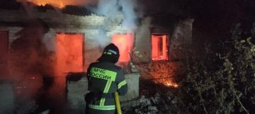 Спасатели МЧС ликвидировали пожар в Каховском округе