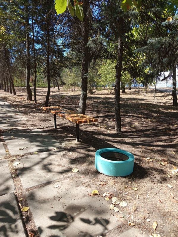 Новые лавочки в центральном парке: Новокиевка становится уютнее Новые лавочки в центральном парке: Новокиевка становится уютнее