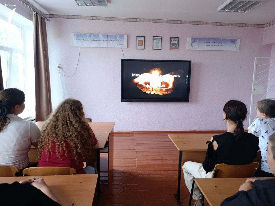 Активисты Новодмитровской школы почтили память жертв фашизма Активисты Новодмитровской школы почтили память жертв фашизма