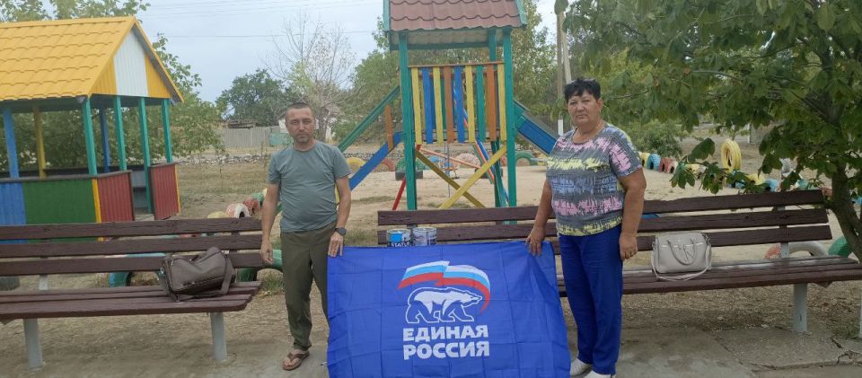 В селе Зеленое Новотроицкого округа по просьбе жителей обновили детскую площадку В селе Зеленое Новотроицкого округа по просьбе жителей обновили детскую площадку