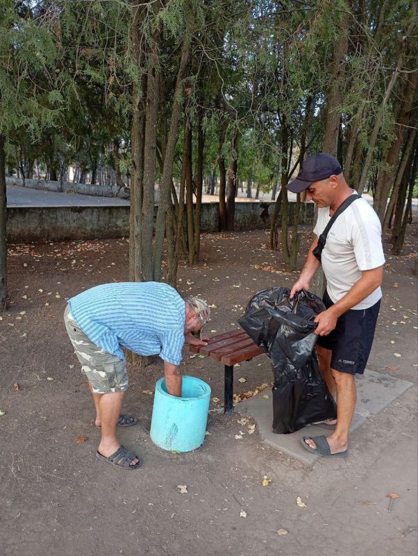 Новые лавочки в центральном парке: Новокиевка становится уютнее Новые лавочки в центральном парке: Новокиевка становится уютнее