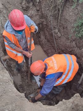 Сотрудники Чаплинского ТПУ продолжают работу по устранению порывов и обслуживанию коммунальной инфраструктуры в различных населенных пунктах округа