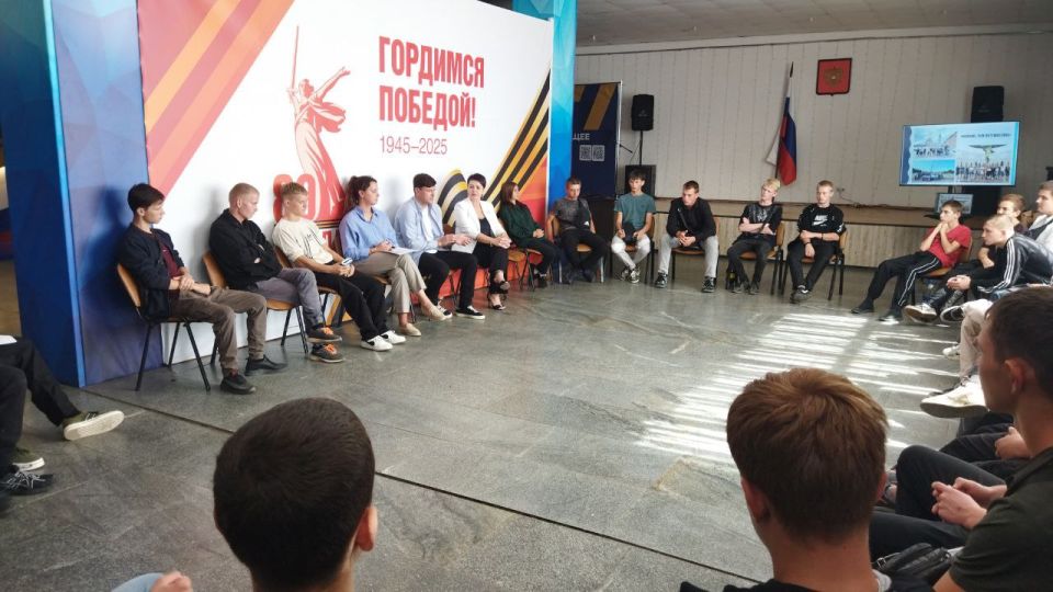Юлия Семякина: Сегодня вместе с исполняющим обязанности министра молодежной политики Херсонской области Владиславом Ярченко и его командой встретилась с молодежным активом города Геническа Юлия Семякина: Сегодня вместе с исполняющим обязанности министра молодежной политики Херсонской области Владиславом Ярченко и его командой встретилась с молодежным активом города Геническа