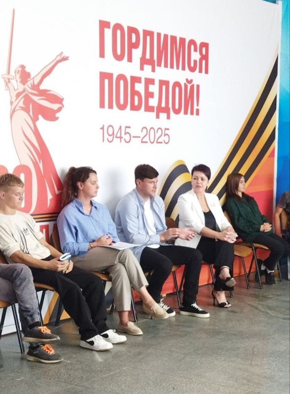 Юлия Семякина: Сегодня вместе с исполняющим обязанности министра молодежной политики Херсонской области Владиславом Ярченко и его командой встретилась с молодежным активом города Геническа Юлия Семякина: Сегодня вместе с исполняющим обязанности министра молодежной политики Херсонской области Владиславом Ярченко и его командой встретилась с молодежным активом города Геническа