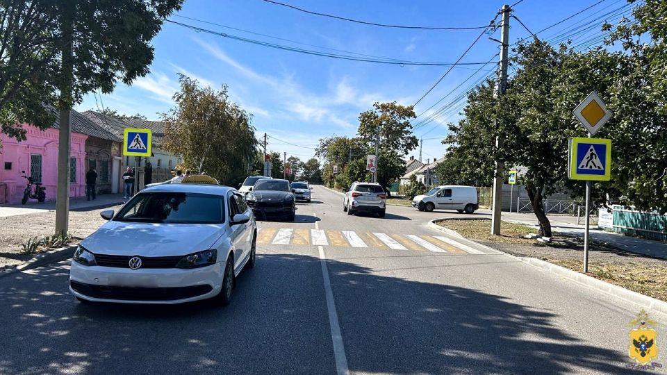 В Геническом округе полицейские устанавливают обстоятельства ДТП с пострадавшей