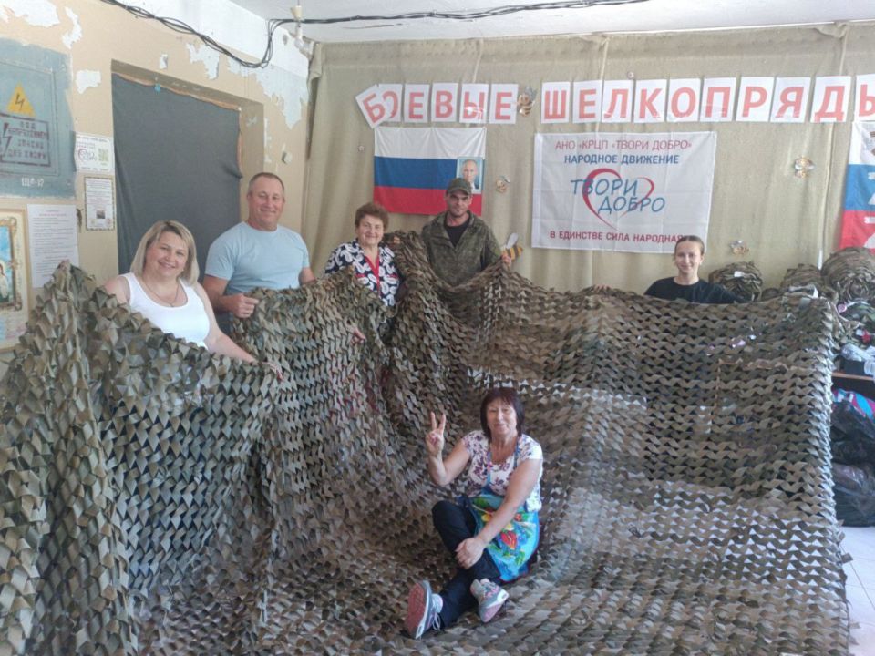 Активистка Движения Первых научилась плести маскировочные сети Активистка Движения Первых научилась плести маскировочные сети