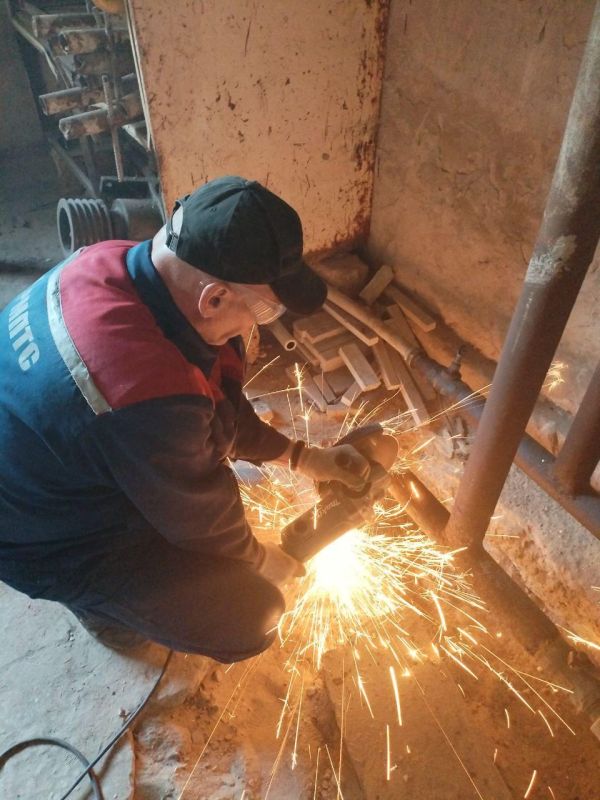 Рязанцы продолжают ремонтировать отопление в Чаплынской ЦРБ Рязанцы продолжают ремонтировать отопление в Чаплынской ЦРБ