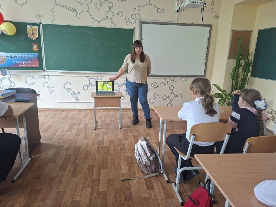 Специалисты природного парка «Алешковские пески» провели для школьников эко-урок о журавлях Специалисты природного парка «Алешковские пески» провели для школьников эко-урок о журавлях
